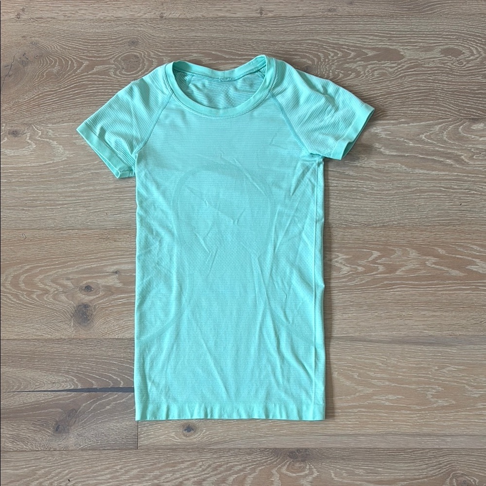 EUC Lululemon Swiftly Tech Short Sleeve 2.0 in mint green